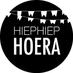 sticker hiep hiep hoera vlag zwart